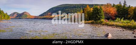 Die North und South Bubble Mountains am Ufer des Jordon's Pond im Acadia National Park, Maine, USA Stockfoto