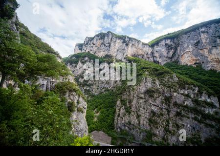 Tempel der Valadier Kirche in der Nähe der Frasassi Höhlen in Genga Italien Stockfoto