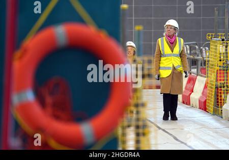 Kultursekretärin Nadine Dorries (rechts) und ehemalige Paralympische Schwimmerin Ellie Simmonds bei einem Besuch im Sandwell Aquatics Centre, dem einzigen eigens für diesen Zweck errichteten Veranstaltungsort in Birmingham 2022. Bilddatum: Donnerstag, 20. Januar 2022. Stockfoto