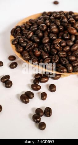 Geröstete Kaffeebohnen auf einen Teller gelegt Stockfoto