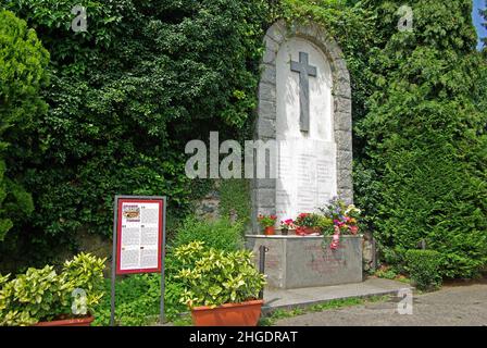 Turin, Piemont, Italien. Denkmal für die Fußballmannschaft „Grande Torino“, die 1 bei einem Absturz ihres Flugzeugs auf den Hügel unterhalb der Basilica di Superga getötet wurde Stockfoto