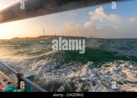 Die kleine Fähre, die bei stürmischem Wetter von der Düne zur Hauptinsel Helgoland, destirkt Pinneberg, Schleswig-Holstein, Norddeutschland, fährt Stockfoto