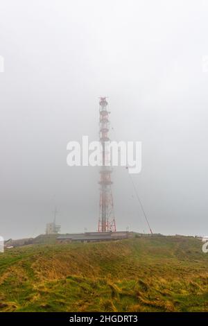 Radarturm auf Oberland im dichten Nebel auf dem Hochseesland Helgoland, Nordsee, Norddeutschland, Mitteleuropa Stockfoto