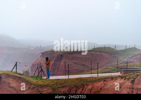 Rote Sandsteinklippen im dichten Nebel auf dem Hochseesland Helgoland, Nordsee, Norddeutschland, Mitteleuropa Stockfoto