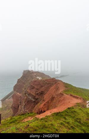 Rote Sandsteinklippen im dichten Nebel auf dem Hochseesland Helgoland, Nordsee, Norddeutschland, Mitteleuropa Stockfoto