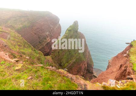 Rote Sandsteinklippen im dichten Nebel auf dem Hochseesland Helgoland, Nordsee, Norddeutschland, Mitteleuropa Stockfoto