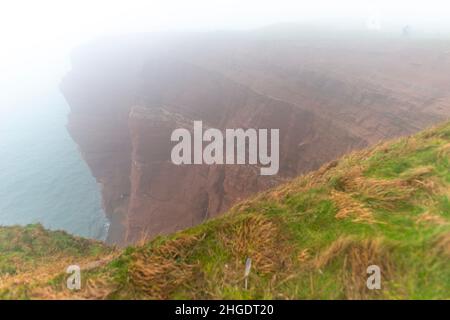 Rote Sandsteinklippen im dichten Nebel auf dem Hochseesland Helgoland, Nordsee, Norddeutschland, Mitteleuropa Stockfoto