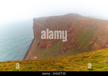 Rote Sandsteinklippen im dichten Nebel auf dem Hochseesland Helgoland, Nordsee, Norddeutschland, Mitteleuropa Stockfoto