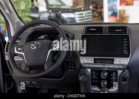 Russland, Izhevsk - 30. September 2021: Toyota Showroom. Innenraum des neuen modernen Land Cruiser Prado Autos im Händlerraum. Moderne Verkehrsmittel. Stockfoto