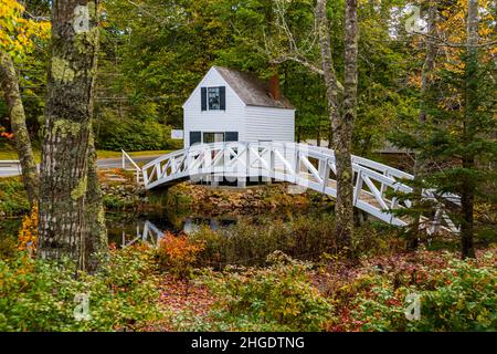 Die gewölbte weiße Holzfußbrücke in Somesville, Mount Desert Island, Maine, USA Stockfoto