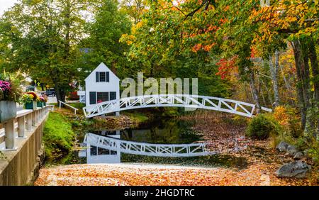 Die gewölbte weiße Holzfußbrücke in Somesville, Mount Desert Island, Maine, USA Stockfoto