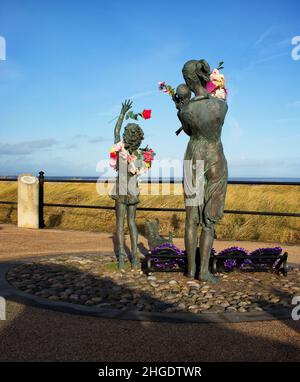Eine florale Hommage, ergänzt um die Welcome Home Statuen, auf der Fleetwood Promenade