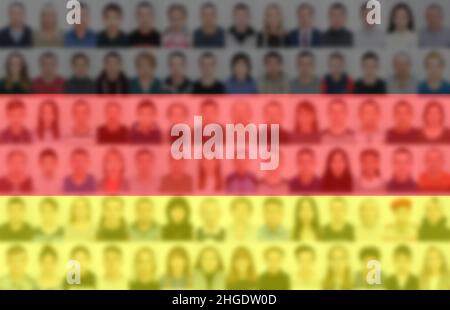Portraits vieler Menschen auf dem Hintergrund der deutschen Flagge. Das Konzept der Bevölkerung und des demografischen Zustands des Landes. Stockfoto