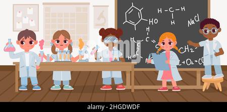 Schüler im wissenschaftlichen Laborunterricht machen chemische Tests. Die Studierenden studieren Chemie mit Bechergläsern, Mikroskop und Tafelvektorszene Stock Vektor