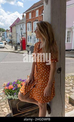 Mode Bild, Frau in orange Sommerkleid Stockfoto