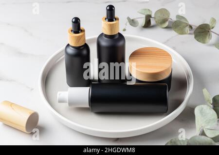 Fece Serum in Tropfflasche, ätherisches Öl, essene oder Lotion und Gesichtscreme Glas Sammlung. Beauty Kosmetik Hautpflege Verpackungsdesign auf natürliche Seufzer Stockfoto