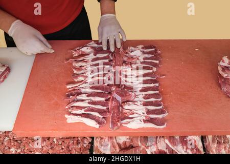 Lammfleisch mit Thong-Lammfleisch, fertig zum Verkauf in der Metzgerei. Draufsicht. Lebensmittelkonzept. Stockfoto