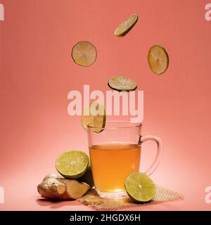 tasse Tee mit Zitrone, Ingwer und Honig auf einem Tisch Stockfoto
