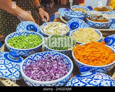 Nahaufnahme von Gemüse und Obst und verschiedenen Lebensmittelzutaten zum Kochen köstlicher Thai Southern Spicy Reissalat mit Gemüse. Thailändische Küche, Popu Stockfoto