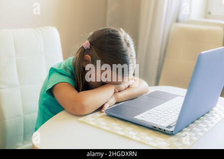 Kleines nettes Mädchen verwendet Laptop, um Videoanruf zu haben Stockfoto