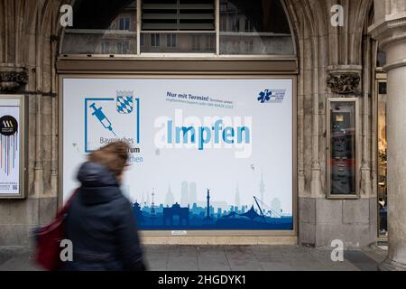 München, Deutschland. 20th Januar 2022. Am 20. Januar 2022 werden in München Menschen geimpft. Wenn man einkaufen gehen will, muss man sich nicht mehr geimpft lassen, d.h. man muss nicht mehr gegen das Coronavirus geimpft oder von Covid-19 geborgen werden. (Foto: Alexander Pohl/Sipa USA) Quelle: SIPA USA/Alamy Live News Stockfoto