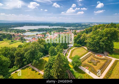 Landschaft unter Schloss Hluboka mit einem schönen Park, Tschechien, Europa. Stockfoto