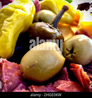 Olive Vorspeise Nahaufnahme mit eingelegtem Gemüse und Oliven auf einer Wurstplatte. Stockfoto
