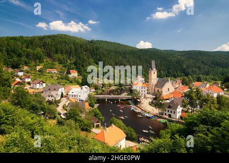 Südböhmische Stadt Rozmberk nad Vltavou. Blick auf die Stadt und River Rafting. Stockfoto