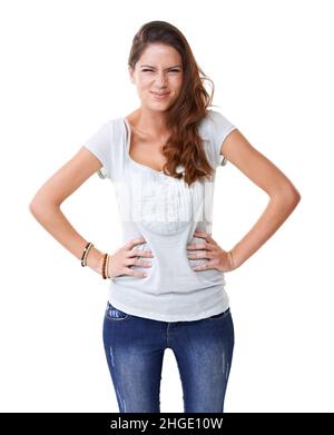 Voller Lachen. Eine schöne junge Frau, die lachend mit ihren Händen auf ihren Hüften liegt. Stockfoto