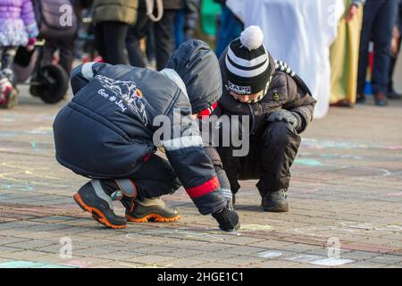 Kinder zeichnen mit Buntstiften. Minsk, Weißrussland Stockfoto