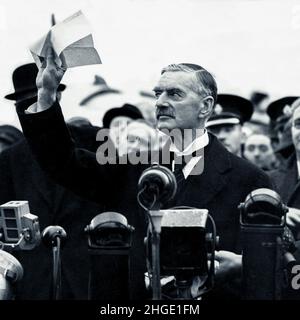 Der britische Premierminister Neville Chamberlain nach seinem Treffen mit Adolf Hitler Stockfoto