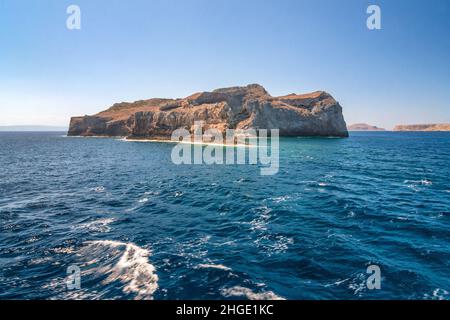Eine Insel am Meer in der Nähe der Lagune von Balos im Nordwesten Kretas, Griechenland, Europa. Stockfoto