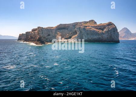 Eine Insel am Meer in der Nähe der Lagune von Balos im Nordwesten Kretas, Griechenland, Europa. Stockfoto