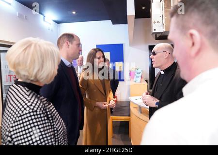 Der Herzog und die Herzogin von Cambridge treffen Pastor Mick Fleming bei einem Besuch der Church on the Street in Burnley, Lancashire. Pastor Mick ist ein ehemaliger Drogenhändler, der 2019 Church on the Street gegründet hat, um Obdachlosen und Menschen in irgendeiner Form von Armut in Burnley und Umgebung zu helfen. Bilddatum: Donnerstag, 20. Januar 2022. Stockfoto