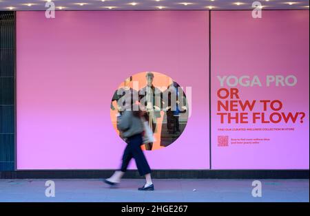 Sloane Square, London, Großbritannien. 20. Januar 2022. Die Frau passiert ein in Pink kuratiertes Wellness-Sammlungsfenster im Peter Jones and Partners Store. Quelle: Malcolm Park/Alamy Live News. Stockfoto