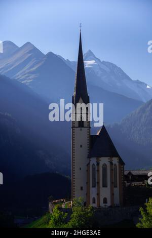 Die Pfarrkirche in Heiligenblut mit dem Großglockner im Hintergrund Stockfoto