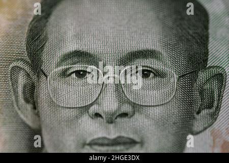 Rheinbach, Deutschland 12. April 2021, Makroaufnahme des Gesichts von 'Bhumibol Adulyadej' auf einer 20 Baht Note Stockfoto