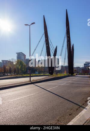 Turin, Piemont, Italien - 24. November 2021: Tragende Strukturen der neuen Brücke über den Fluss Dora im neuen Stadtteil Dora, geboren, wo einst Th Stockfoto