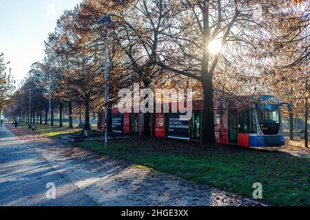 Turin, Piemont, Italien - 26. November 2021: Straßenbahnwagen im neuen Dora Park, einem öffentlichen Park, der geboren wurde, wo es einst große Industrieanlagen gab. Stockfoto