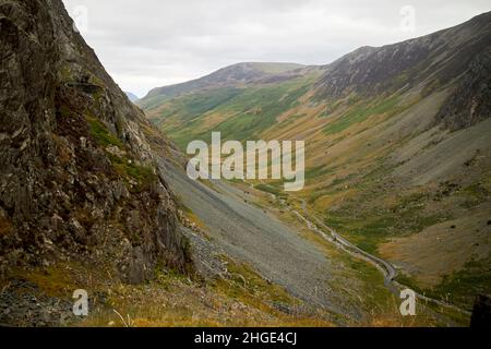 Straße durch das Tal von der Spitze des honister Passes aus gesehen vom honister Schieferminenseenbezirk, cumbria, england, großbritannien Stockfoto