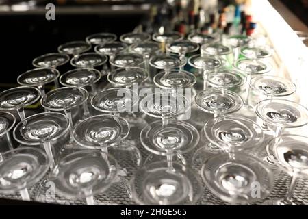 Blick auf Weingläser an der Bar Stockfoto