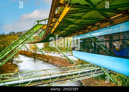 Schwebebahn Wuppertal (Schwebebahn) in der deutschen Stadt Nordrhein Westaphalia Stockfoto