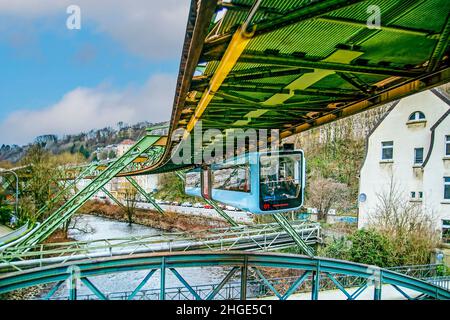 Schwebebahn Wuppertal (Schwebebahn) in der deutschen Stadt Nordrhein Westaphalia Stockfoto