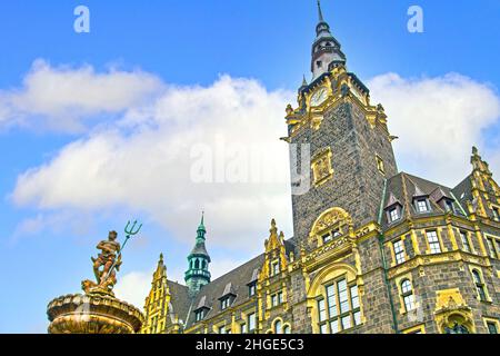 Rathaus und Neptun Brunnen in Wuppertal, Nord Rhein Westfalen, Deutschland Stockfoto