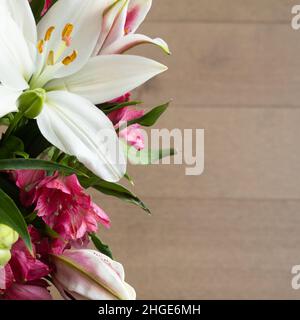 Blumenstrauß, weiß und rosa, auf hellem Holzhintergrund mit Kopierfläche Stockfoto