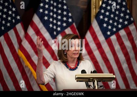 Washington, USA. 20th Januar 2022. Die Sprecherin des Repräsentantenhauses der Vereinigten Staaten, Nancy Pelosi (Demokratin von Kalifornien), hält während ihrer wöchentlichen Pressekonferenz am Donnerstag, dem 20. Januar 2022, im US-Kapitol in Washington, DC, eine Rede. Foto von Rod Lampey/Pool/Sipa USA Credit: SIPA USA/Alamy Live News Stockfoto