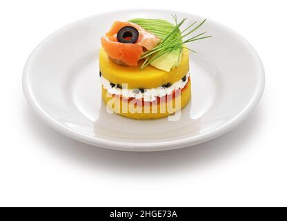 Causa, traditioneller peruanischer Kartoffelsalat in Schichten Stockfoto