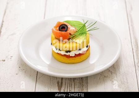 Causa, traditioneller peruanischer Kartoffelsalat in Schichten Stockfoto