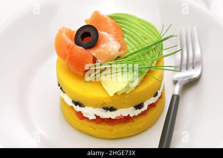 Causa, traditioneller peruanischer Kartoffelsalat in Schichten Stockfoto