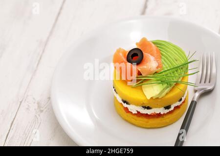 Causa, traditioneller peruanischer Kartoffelsalat in Schichten Stockfoto